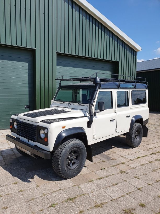 Land Rover Defender 2.5 infron of a barn in white
